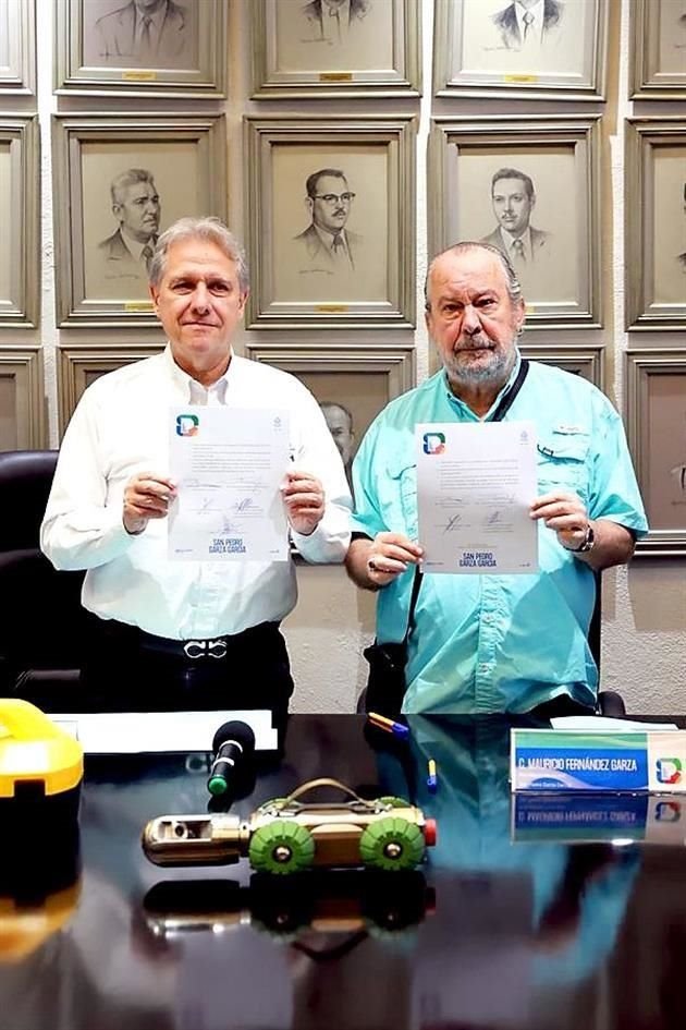 Juan Ignacio Barragán, director de Agua y Drenaje y Mauricio Fernández, Alcalde de San Pedro firmaron el convenio de cooperación.