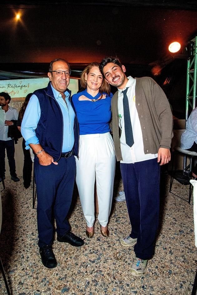 CON SUS PAPÁS. Marco Antonio Slim Domit y Ximena Serrano
