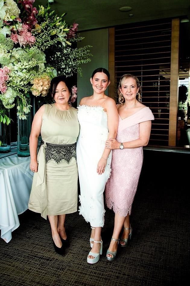 María Jayimi Shimasaki de Flores, mamá del novio, LA NOVIA y Lucía Ravizé de Morales, mamá de la novia