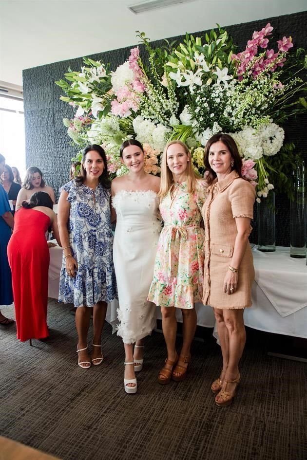 Rocío Flores, la novia, Katya Medina y Alma Vargas