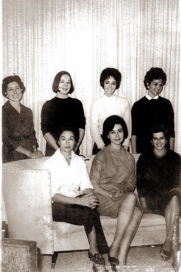 CON AMIGAS. Georgia de la Garza, Catalina Guajardo de Fernández, Eva Gonda,  Martha de la Garza, Diana Martínez Solares, Carmen Silvia, Mari Grimaud