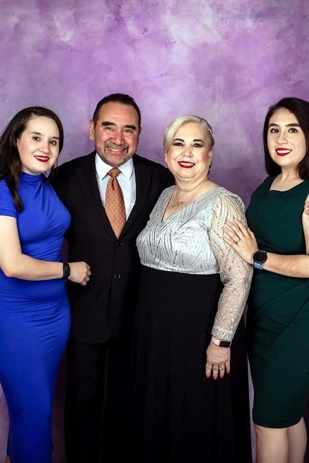 Rodolfo Moreno y Lety Garza de Moreno con su familia