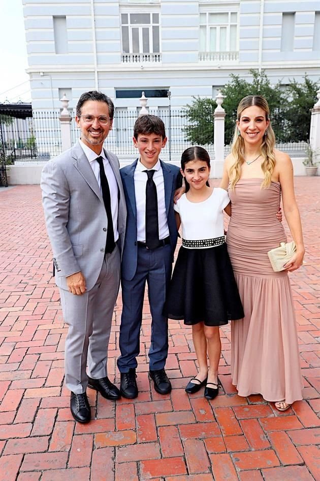 Sebastián Garza T. y Mayela González de Garza T. con sus hijos Mateo y María