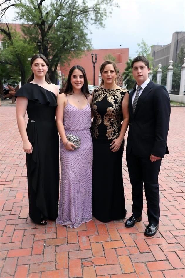 Camila Limón, Emma Limón, Camila Salinas de Limón y Rafael Limón