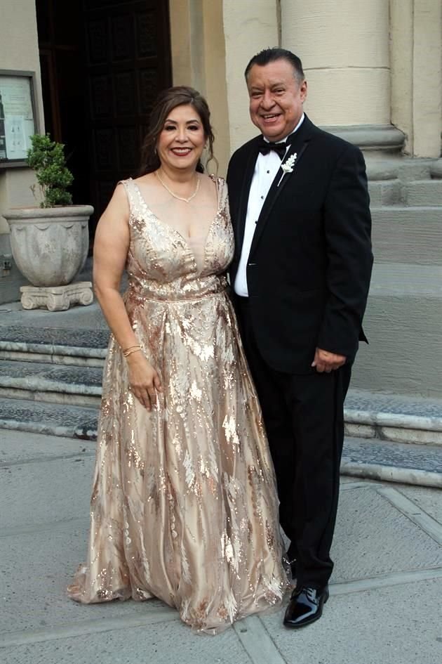 PAPÁS DE LA NOVIA: Cristrina Walle Rodríguez y José Luis Oviedo Moreno