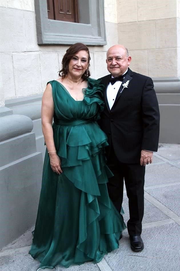 PAPÁS DEL NOVIO: Gabriela Gutiérrez Peña y Rafael Ángel Flores Perales