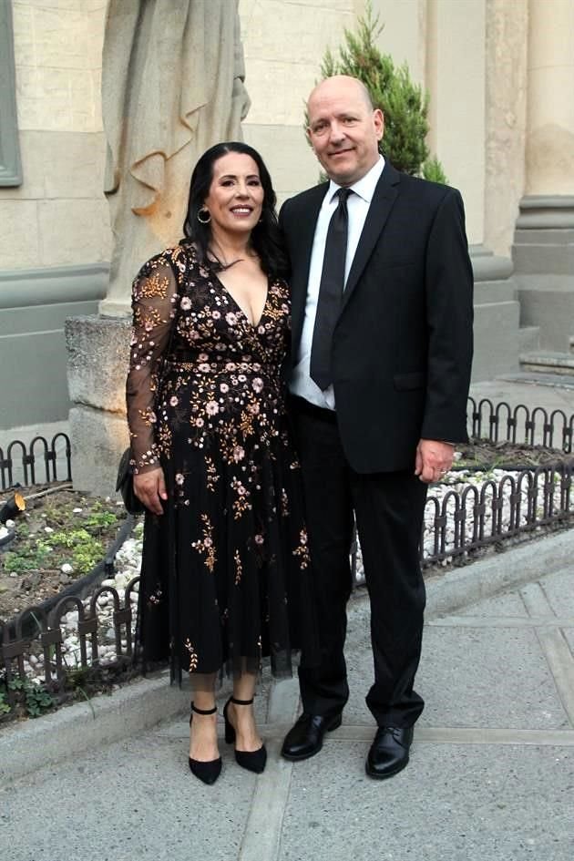 Dora Rodríguez y Robert Wagner