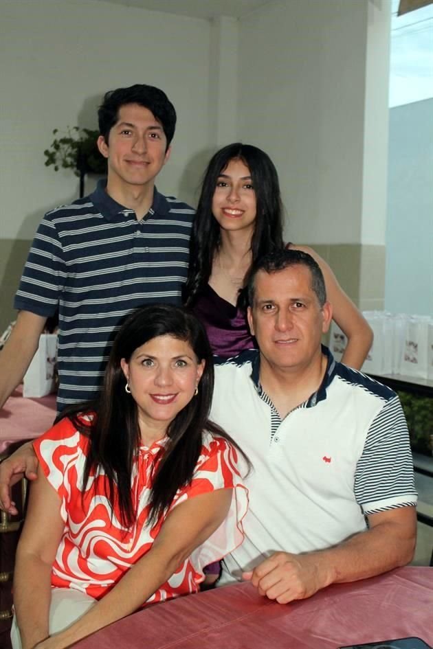 Patricio Rodríguez, Itzel Rodríguez, Sandra Sandoval Cantú y Édgar Rodríguez
