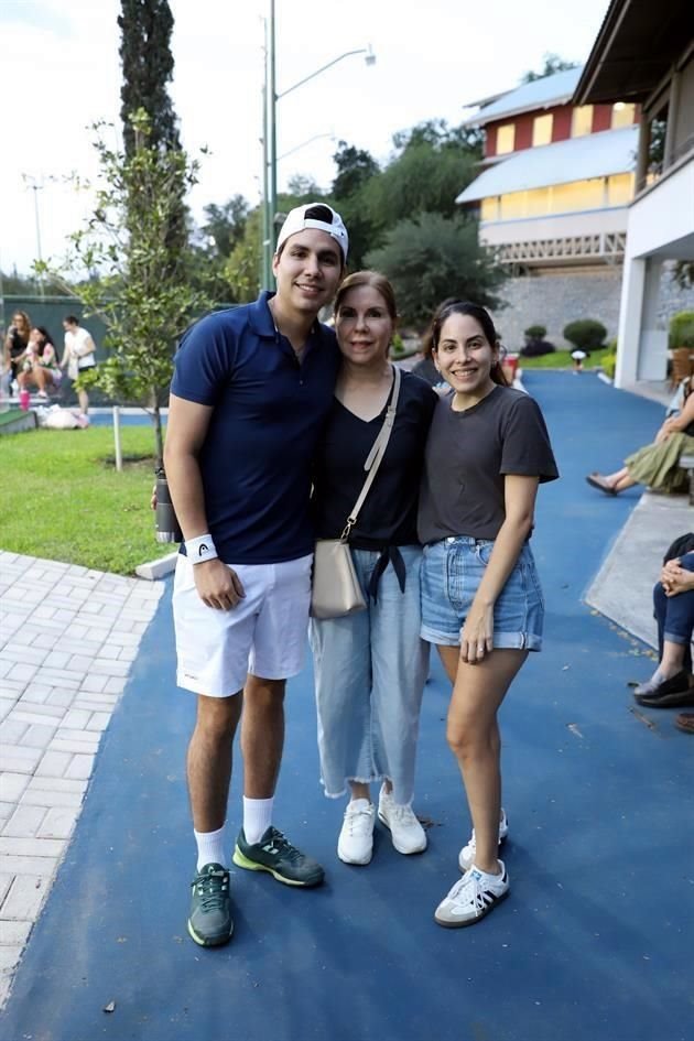 Javier Ortiz, Vilma Ramírez y Mónica Ortiz