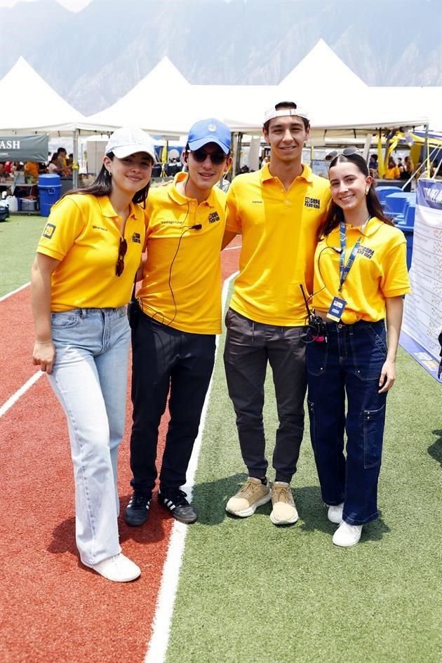 Nina Garza, Santiago Luna, Santiago García e Isabel Costa