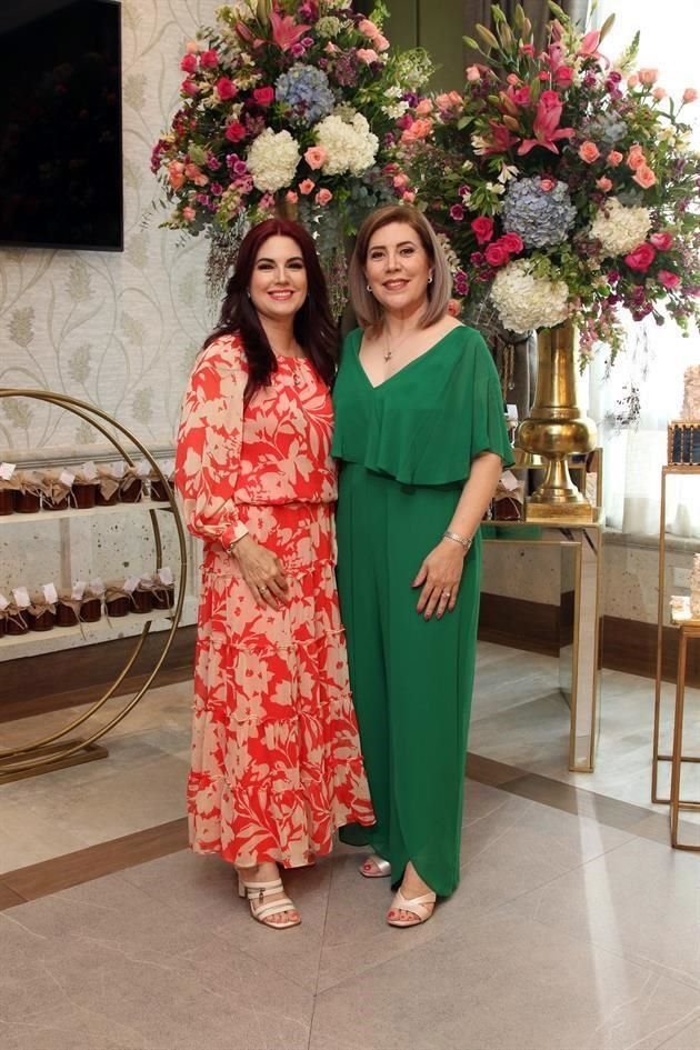 Myrna Garza de Treviño e Irasema Garza de Elizondo, hijas de la festejada