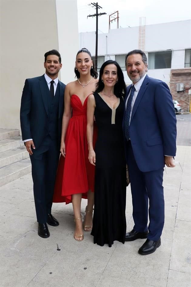 Jesús Martínez, Viviana Safi, Marisa de Safi y Ricardo Safi