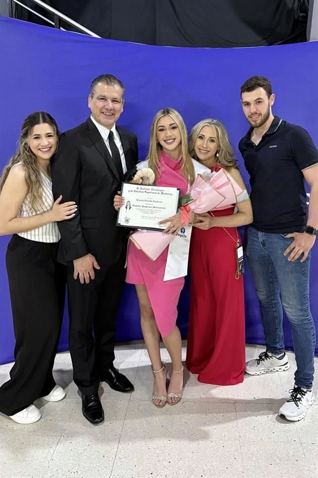 Dariela Galindo Zambrano con su familia