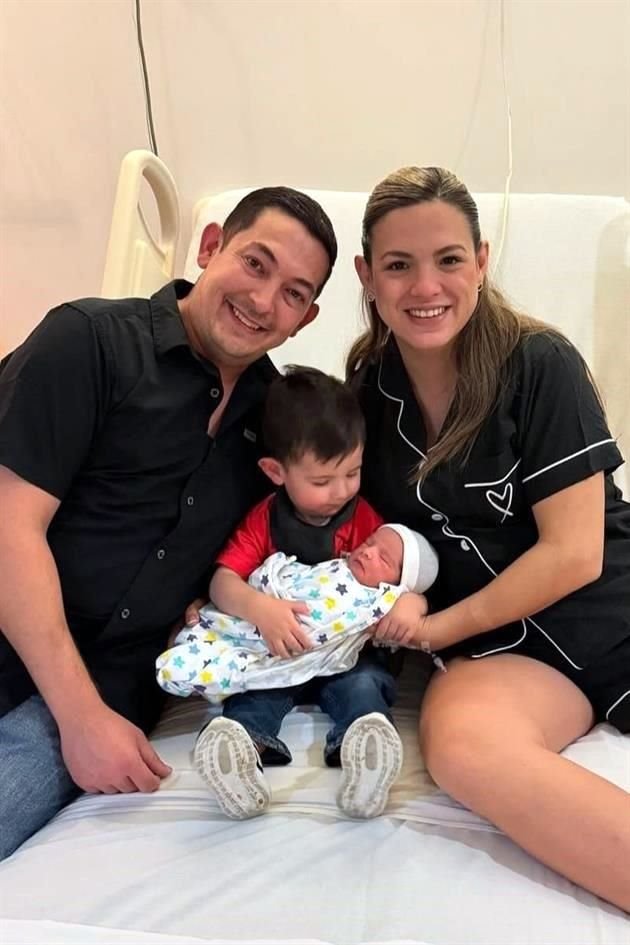 Raquel Elizondo y Roberto Treviño con sus hijos