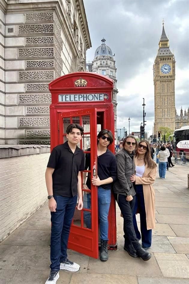 Cintia Núñez y Jorge Ríos con sus hijos