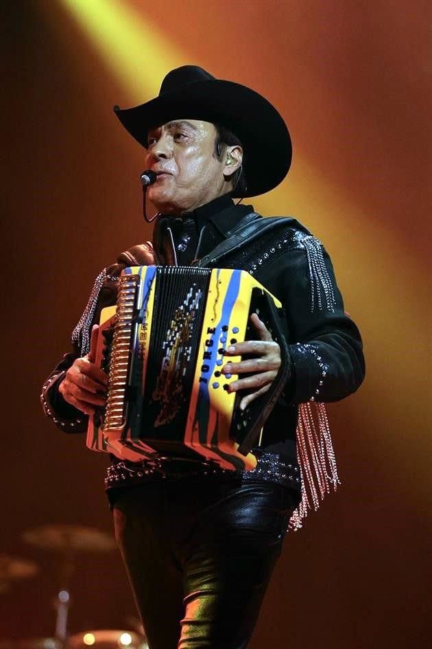 La algarabía subió de nivel cuando Los Tigres del Norte desempolvaron la entrañable historia de los hermanos 'Pedro y Pablo'.