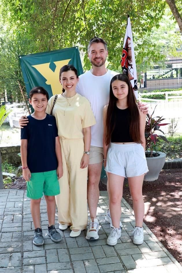 Alejandro Perales Dávila, Samantha Dávila, Alejandro Perales y Andrea Perales Dávila