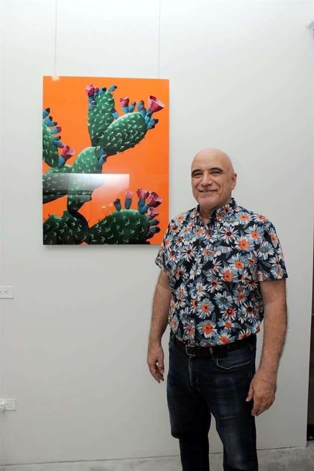 Alberto Arredondo con su obra 'Nopal Pop 7' (Gicleé en Acrílico)