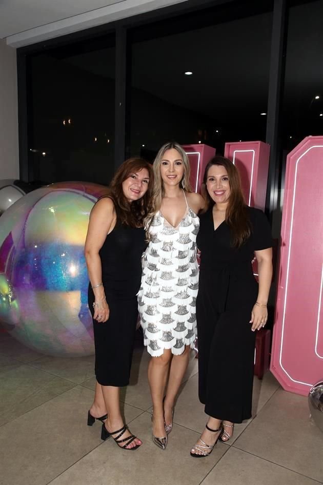 Rosalía Flores, Sally Acuña y Jéssica Acuña