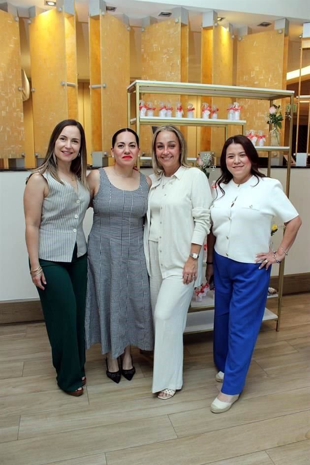 Andrea Zambrano, María Peraza, Julie Alcocer de Zambrano y Ale Charles