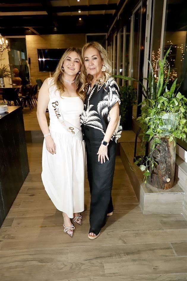 Virginia González Little y Martha Little
