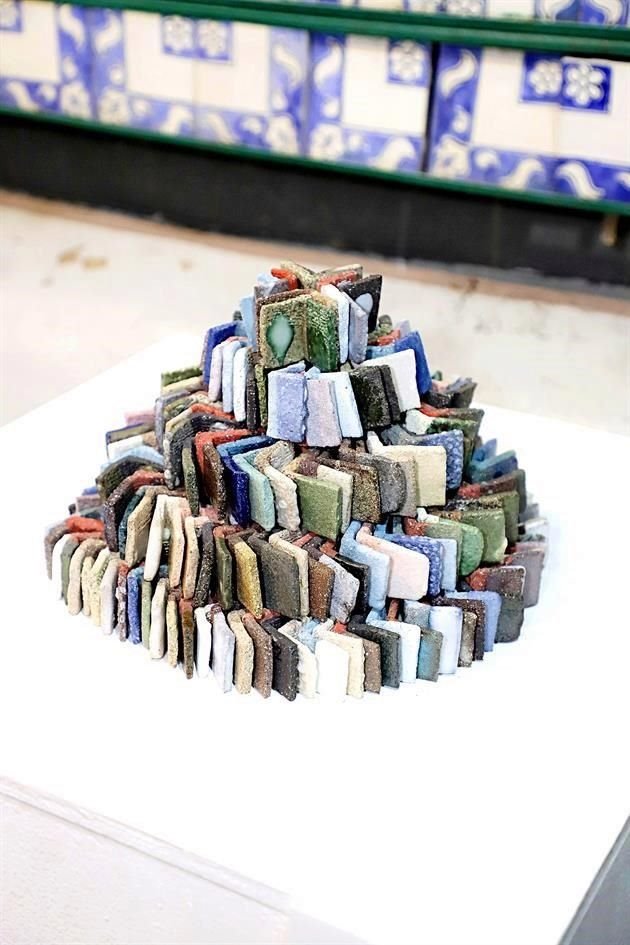 Obra de la exposición colectiva 'Todo Lo Que Cabe', del taller artístico Chachi Garza Cerámica.<br>