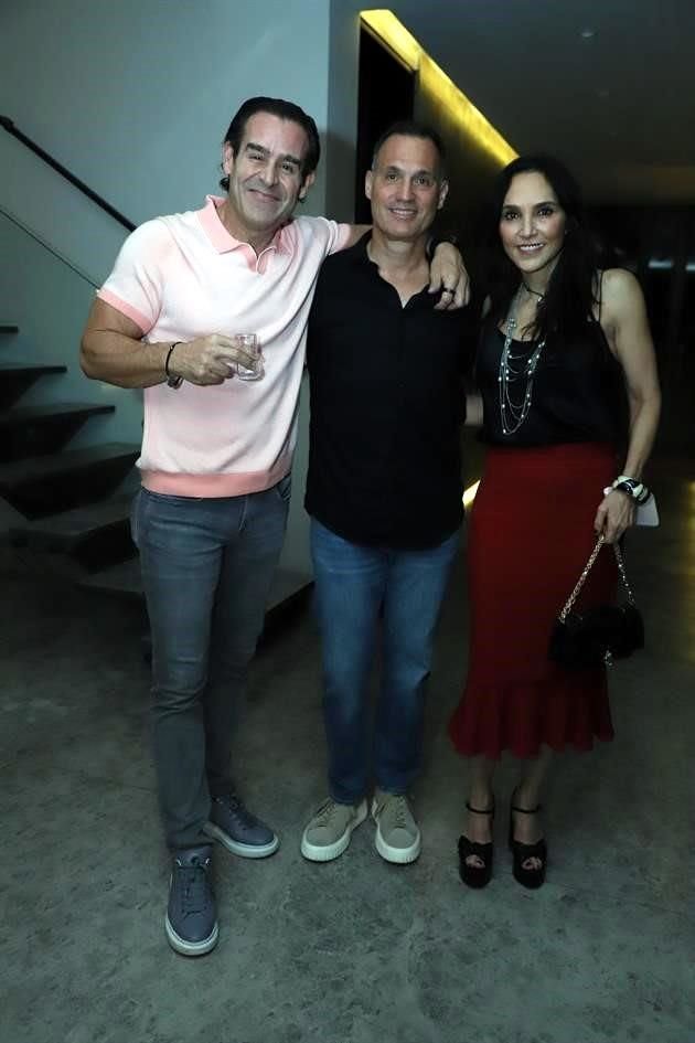 Federico Zambrano y Diana García con el festejado