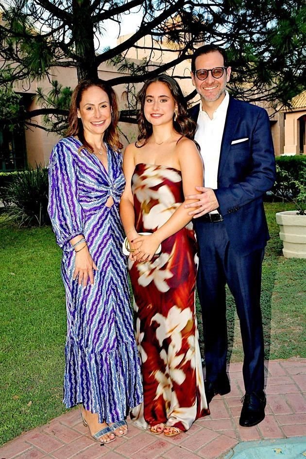 Paola Lambretón, Isabela Lara y Mauricio Lara