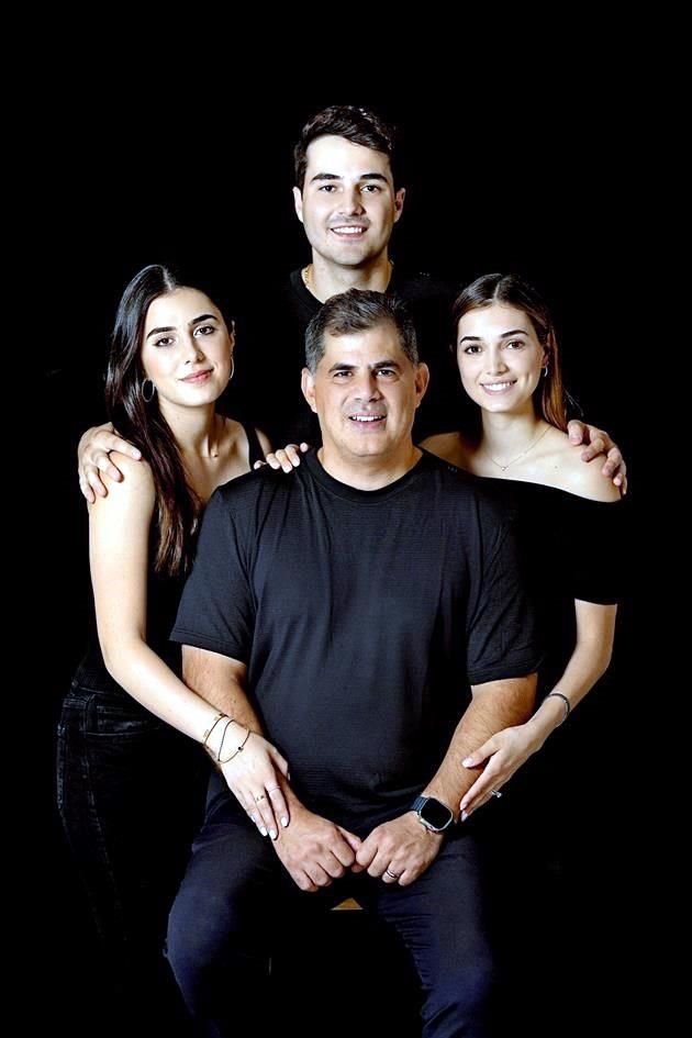 Arturo González Gutiérrez con Vero, Vale y Arturo González Scott