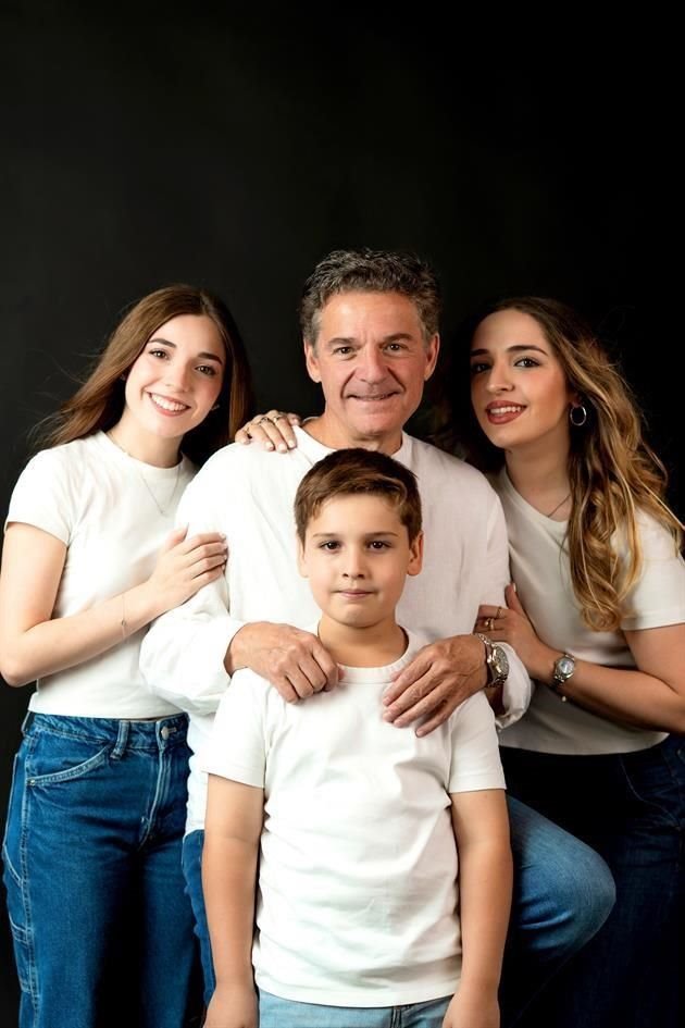 Rodrigo Zambrano Cabrera con Raquel, Mariel e Isaac Zambrano Maiz