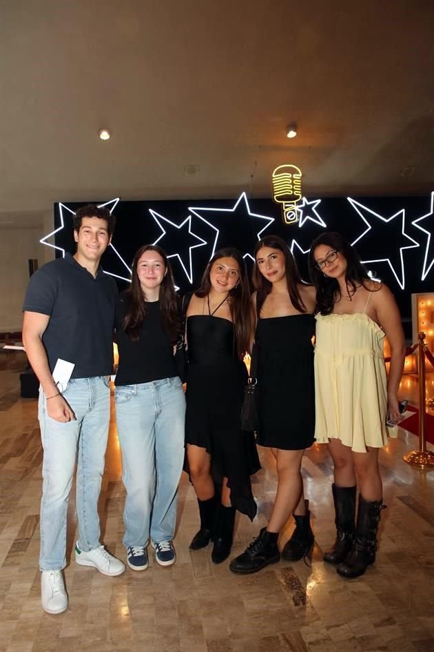 Rodrigo Vásquez, Inés Aragay, Lola Torres, Nina Montalvo y Mariana Villaseñor