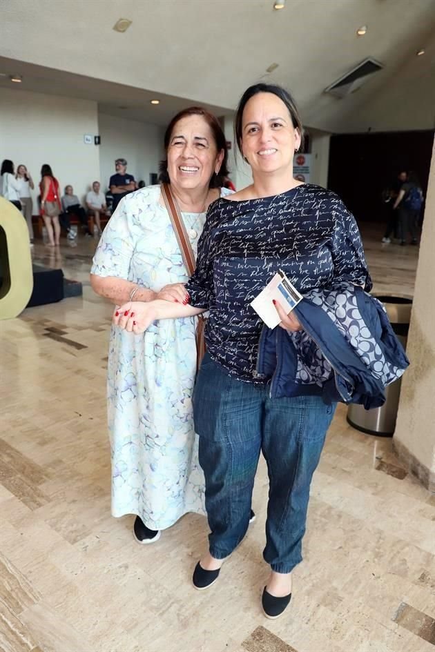 Herlinda Torres y Linda Esquivel