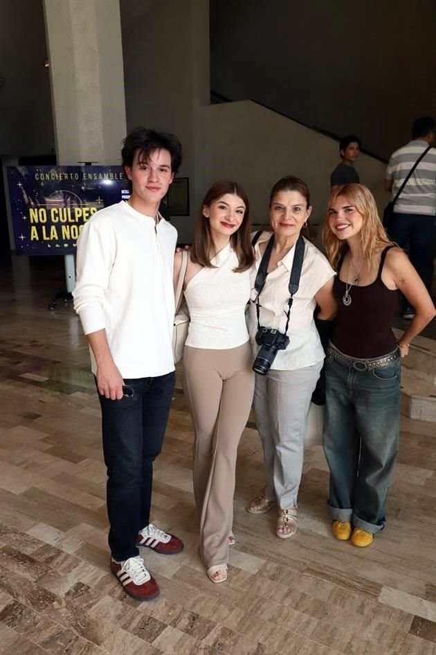 René Morachis, Mariana Valdez, Violeta de la Paz y Sofía Furber