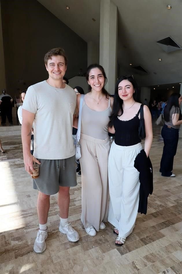 Daniel Mullen, Valeria Canedo y Jimena Moreno