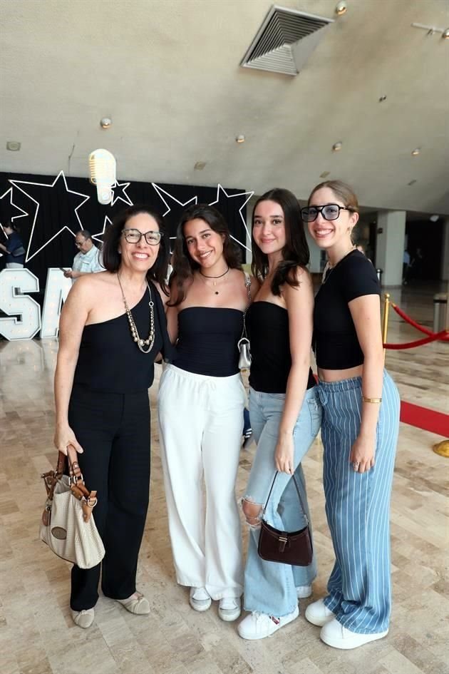 Valeria Tenorio, Ana Tenorio, Sofía Lozano y Claudia Tenorio