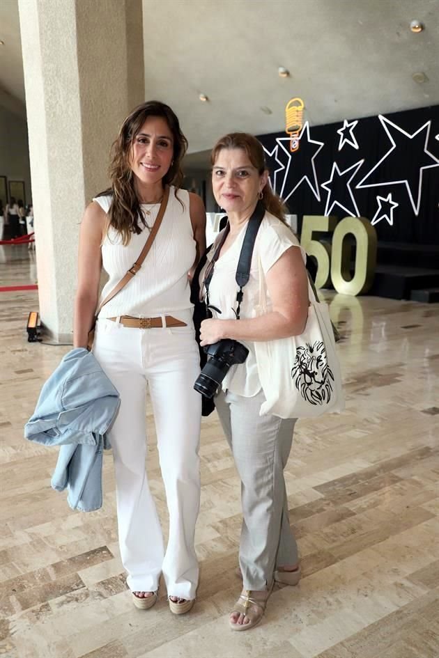 Erika de Pineda y Violeta de la Paz