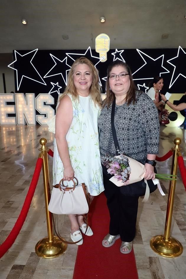 Conchita de Sánchez y Luly de la Paz