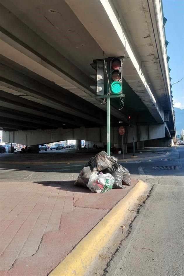 La acumulación de basura y escombro en esta esquina, es evidente.
