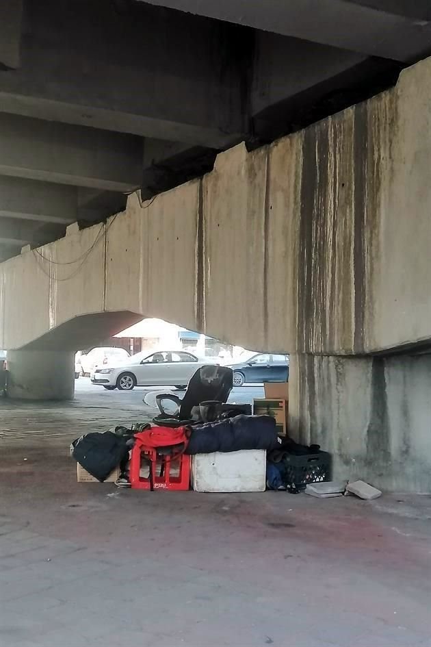 En esta zona, del puente Gonzalitos, los indigentes dejan sus pertenencias, para pasar la noche.