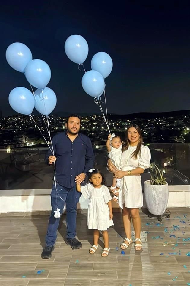 Diana Vázquez y Christian Prieto con su familia