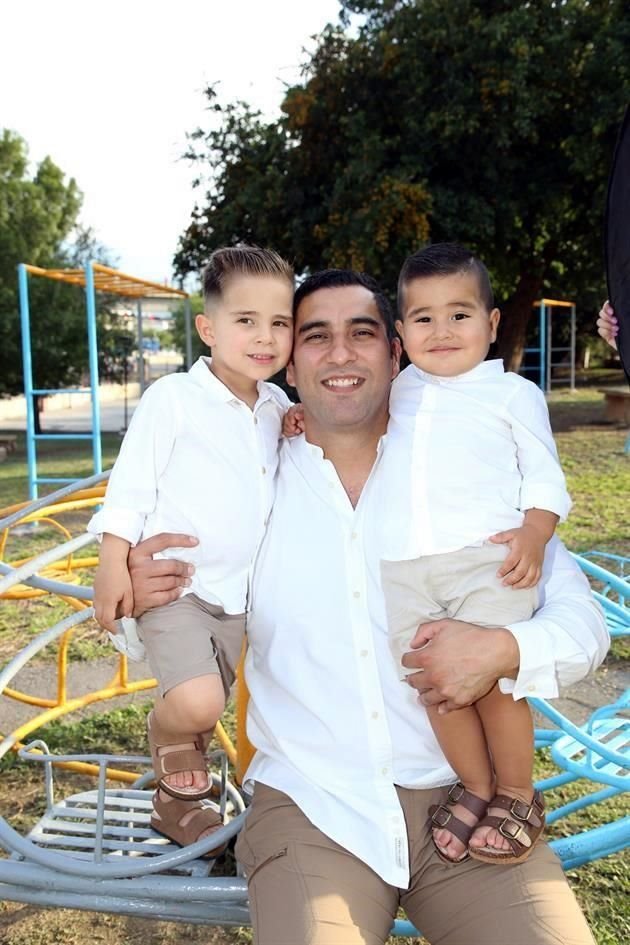 Rodrigo Flores, Ángel Flores y Rogelio Flores