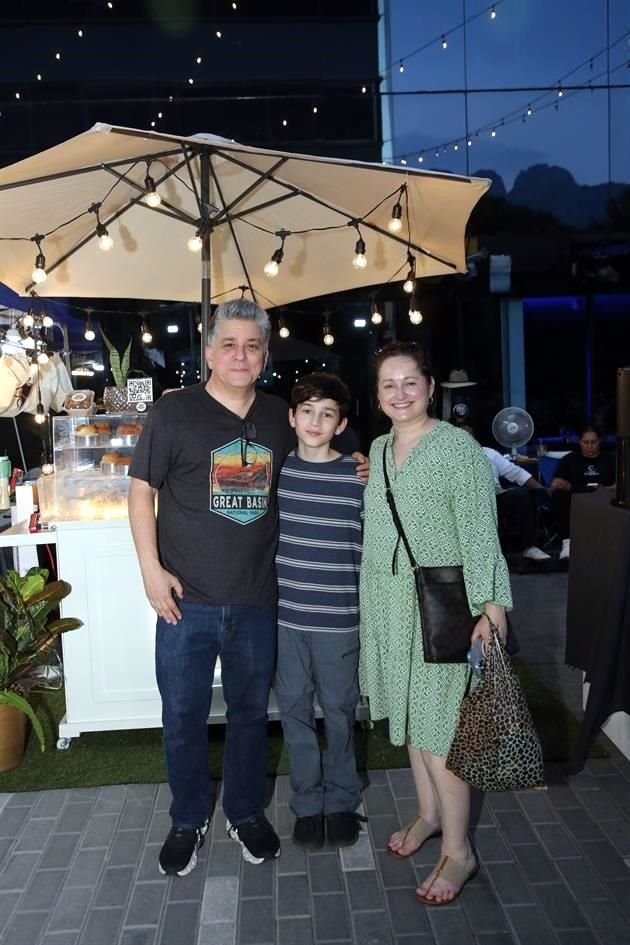 Mauricio Salinas, Davis Salinas y Laura Sánchez