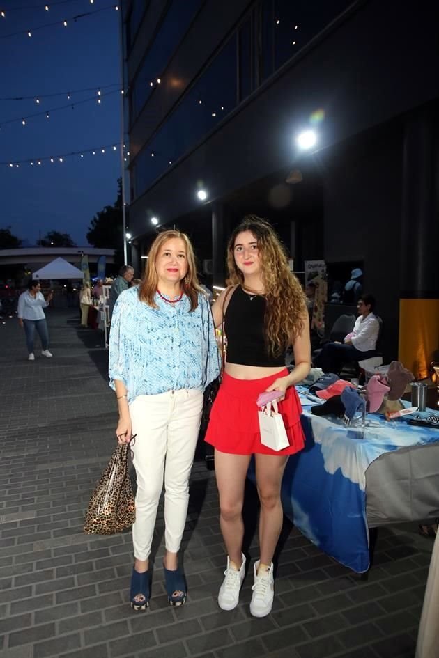 Rosa María Torres y Sofía Zambrano