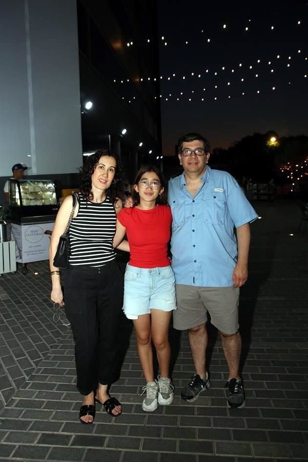 Viviana Garza de Milán, Julia Milán Garza y Manuel Milán