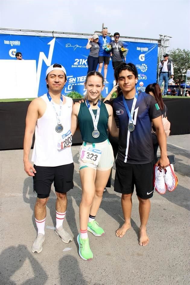 Carlos Saldaña, Sofía Flores y Luis Salazar