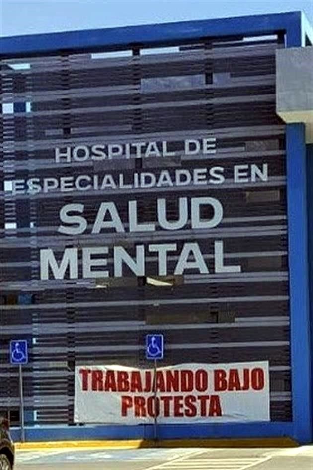 Los empleados colocaron hoy una pancarta en el exterior del Hospital ubicado sobre la Avenida Concordia.