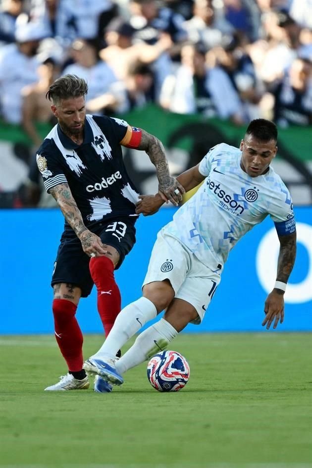 Duelo entre capitanes, Sergio Ramos (izq.), de Rayados, y Lautaro Martínez, del Inter de Milán.