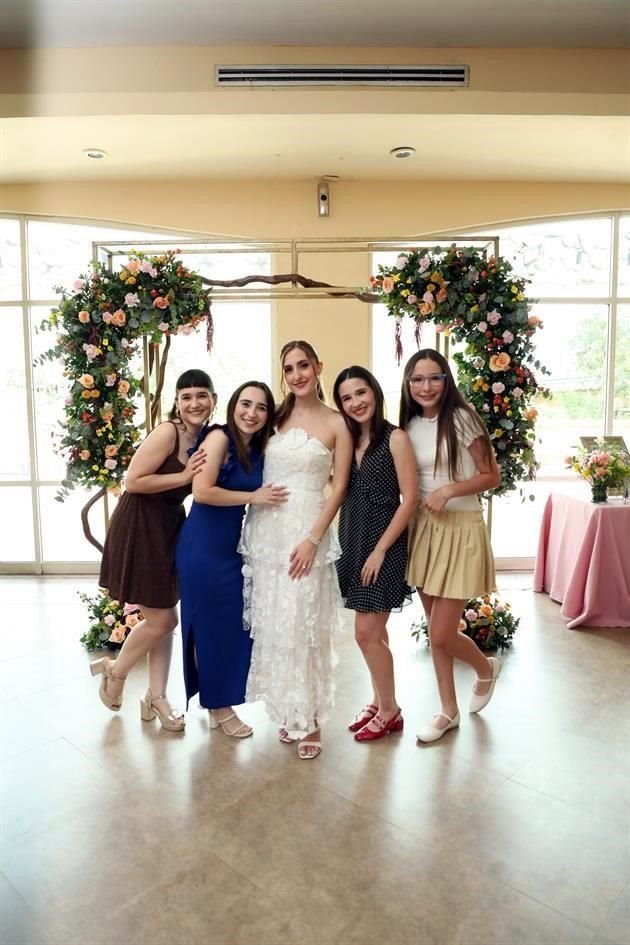 Sofía Lozano Pro, Cecilia Lozano, María Teresa Martínez, Mariana Lozano y Sara Lozano