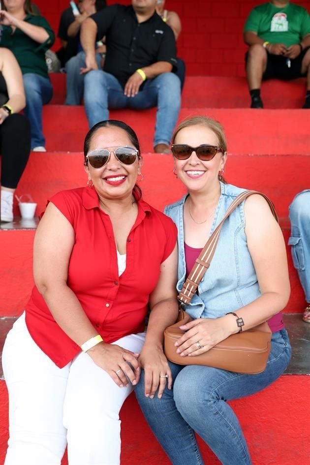 Mony Mayorga y Claudia Cavazos