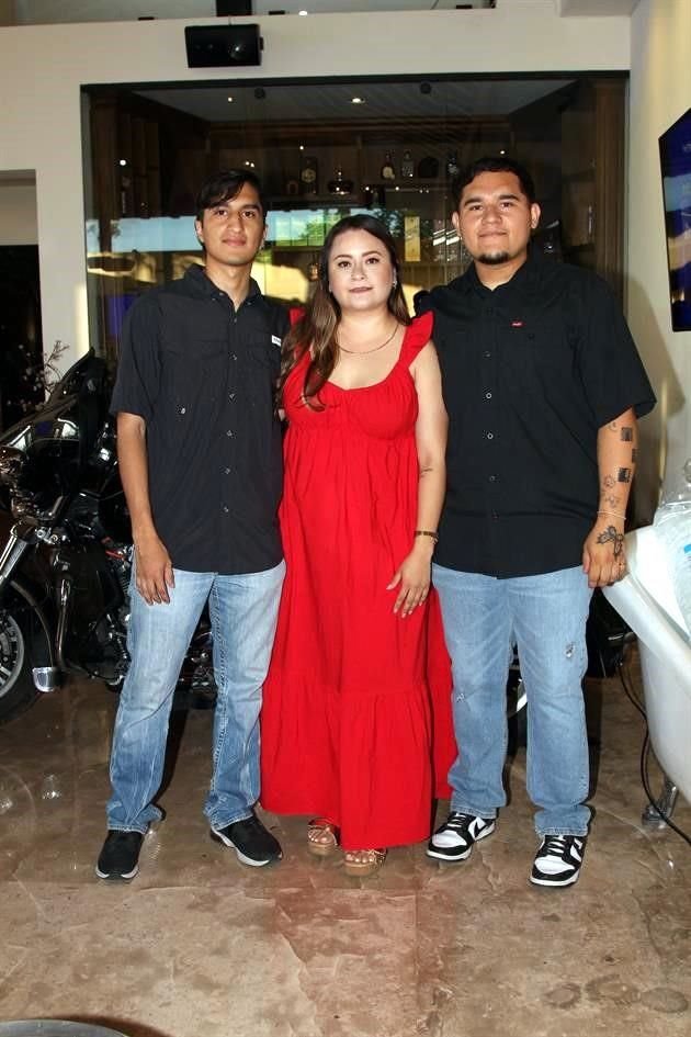 HIJOS: Alan Izaguirre, Devani de González, Erick Izaguirre